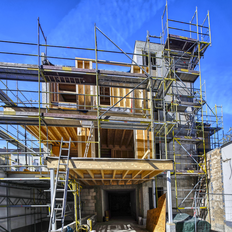 Holzrahmenbau im Rohbau mit Gerüst